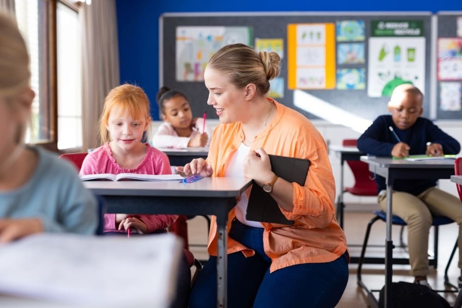 Profesora enseñando a niños en clase